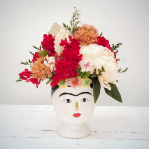 Taza en forma de Frida Calo con flores preservadas