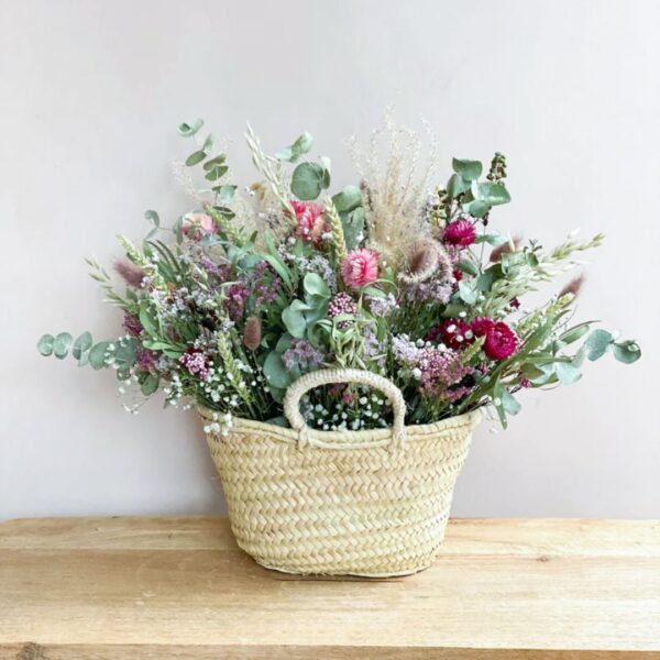 Un capazo de esparto con flores preservadas